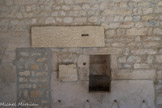 <center>Le cloître de la cathédrale Notre-dame de Nazareth</center>Le lavabo, dans la galerie nord, se présente sous la forme d’une simple cavité établie dans l’épaisseur du mur et en relation avec un puits extérieur.