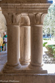 <center>Le cloître de la cathédrale Notre-dame de Nazareth</center>Pilier constitué de cinq colonnes à fûts lisses et à chapiteaux à larges feuilles d'eau.