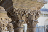 <center>Le cloître de la cathédrale Notre-dame de Nazareth</center>Ce chapiteau suit le modèle corinthien avec deux rangs de feuilles d'acanthe et de longues volutes ourlées de perforations au trépan.