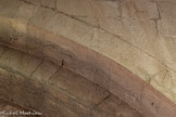 <center>La cathédrale Notre-dame de Nazareth</center>Marque de tâcheron : ici VGO est celle de Hugues, dit VGo (Ugo), qui est un lapidaire qui travailla entre le milieu et la fin du XIIe siècle dans la partie provençale de la basse vallée du Rhône. Il fut l'un des premiers, durant la seconde moitié du XIIe siècle, à signer son travail de son sigle VGo (Ugo) constitué d'un grand V, d'un G en faucille et d'un petit o.