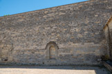 <center>La cathédrale Notre-dame de Nazareth</center>Mur nord du cloître, avec des fenêtres et des portes murées qui devaient permettre l'accès aux différents bâtiments monastiques. Le cloître contribue à épaler la cathédrale et a permis de supprimer deux contre-forts.