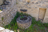 <center>La cathédrale Notre-dame de Nazareth</center>Le puits à l'extérieur qui alimente le lavabo du cloître.