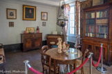 <center>L’Harmas à Sérignan-du-Comtat </center>La maison a gardé sa salle à manger sombre, son mobilier, jusqu'aux motifs des rideaux et de la tapisserie. Un intérieur provençal typique du XIXe siècle, où les photos, les objets, racontent une vie familiale paisible.