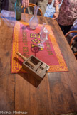 <center>Rochechinard.</center>Verre avec cuillère à absinthe, presse pour que les cartes  à jouer restent planes.