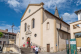 <center>Saint-Jean-en-Royans.</center>Eglise Saint-Jean. Aux environs de l'An mil les moines de l'abbaye de Montmajour près d'Arles en Provence s'installent à Saint-Jean-en-Royans et fondent un grand prieuré.

En 1686, l'importance de la population du bourg nécessite la construction d'une nouvelle église. Le chœur et la maison curiale, aujourd'hui la sacristie, de l'ancien édifice sont conservés.

Le clocher placé initialement à l'entrée de la nef est reconstruit à l'identique à la gauche du chœur. Il est de style roman montagnard et classé par les monuments historiques.