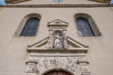 <center>Saint-Jean-en-Royans.</center>Eglise Saint-Jean. A l'extérieur, l'édifice se caractérise par sa façade baroque, avec la niche, cassant le fronton, et dans laquelle se trouve la statue de Saint Jean-Baptiste, avec le mouton à ses pieds.