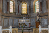 <center>La Basilique Cathédrale Sainte-Marie-Majeure</center>Première chapelle.  Les trois autels, du côté gauche ont été exécutés par les ateliers Cantini. Statue de Jeanne d'Arc.
