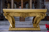 <center>La Basilique Cathédrale Sainte-Marie-Majeure</center>Le nouvel autel, 2002. Il consiste en deux crédences d’époque régence collées à l’aide d’une plaque de porphyre qui fait office de table.