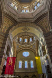 <center>La Basilique Cathédrale Sainte-Marie-Majeure</center>Le transept. Les deux bras du transept sont percés par trois verrières surmontées d'une rosace. La galerie du triforium est ornée d’une balustrade de marbre blanc.