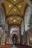 <center>La Basilique Cathédrale Sainte-Marie-Majeure</center>Les piles  supportent par des arcs en plein cintre, qui forment un plan carré où s'insère une voûte d'arête.