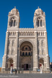 <center>La Basilique Cathédrale Sainte-Marie-Majeure</center>La façade est composée d’un vaste porche de 20 m de hauteur, flanqué de deux tours-clocher surmontées de dômes.