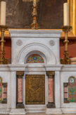 <center>La Basilique Cathédrale Sainte-Marie-Majeure</center>Le tabernacle. Au fronton, le chrisme. Sur la porte, deux colombes s'abreuvent.