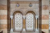 <center>La Basilique Cathédrale Sainte-Marie-Majeure</center>Chapelle saint Lazare. Mur intérieur. Les claustras de marbre avec des vitraux en onyx translucide ont été dessinées par Alfred Vaudoyer.