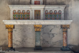 <center>La Basilique Cathédrale Sainte-Marie-Majeure</center>Toutes les chapelles ont reçu un autel dont la table repose sur trois colonnettes. Au centre la colonnette est carrée en marbre vert ; aux extrémités elles sont rondes en marbre rouge. Le gradin est en marbre avec quatre arcatures en mosaïques de chaque côté, séparées par des pilastres.