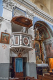 <center>L’église Sainte Marie </center>La chaire, avec un bras qui tient un crucifix.