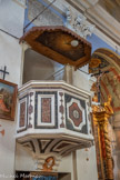 <center>L’église Sainte Marie </center>La chaire, avec un bras qui tient un crucifix.