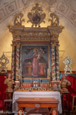<center>La chapelle des Pénitents Noirs.</center>Vers 1645, son chœur est orné d’un retable de Jean Rocca, une magnifique Vierge à la Miséricorde. L’autel baroque richement décoré, conserve encore aujourd’hui deux reliquaires de « monstrance ».