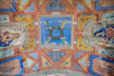 <center>La chapelle des Pénitents Noirs.</center>Peintures murales de 1821. Quatre angelots tiennent une couronne de roses.