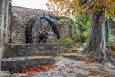 <center>La Tour-sur-Tinée. </center>Le roue métallique (roda) sur le mur pignon oriental  actionnait la meule du moulin à huile.