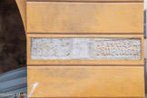 <center>La Tour-sur-Tinée. </center>Le linteau de la morgue en remploi, en calcaire blanc, inséré dans le pilier droit de l'arcade et possédant deux inscriptions gravées (1534 clas+ / faufmorir et les deux lettres J L encadrant une ancre de marine / R.1894). Restauré en 1980 par Guy Ceppa.