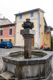 <center>La Tour-sur-Tinée. </center>Au centre de la place, se trouve une fontaine datant de 1895.
