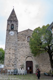 <center>L'église Saint-Martin. </center>Elle fut construite entre 1200 et 1250 par les moines Chalaisiens. C'est un magnifique exemple d'architecture romane de type cistercien : aucune décoration, pureté des lignes, harmonie des volumes. Elle fut reconstruite entre 1480 et 1530. Le portail, avec ses colonnettes et chapiteaux monolithiques, est nettement postérieur, et le clocher  de type « roman-lombard a été ajouté avec son horloge en 1854. L'église est une des seules de la région à ne pas avoir été transformée à l'époque baroque, elle est romano-gothique.