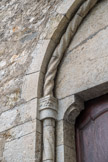 <center>L'église Saint-Martin. </center>Le portail est encadré de colonnettes torsadées surmontées d'une arcature brisée torsadée.