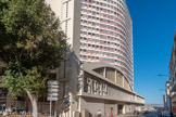 <center>L’église St Georges </center>A l’exception du restaurant, aujourd'hui disparu, l’ensemble du programme est logé dans une nappe basse occupant l’ensemble du terrain selon deux plans distincts. Cette nappe sert de socle aux logements et établit des relations très ouvertes avec l’espace public grâce à une façade ouvragée et variée (frise en relief, sculpture en céramique émaillée, vitrail de Max Ingrand). Le volume le plus élevé, à l’équerre du premier, se développe vers le nord avec une belle inflexion à l’ouest retrouvant la trame du bâti de la caserne voisine dont le surplomb marque fortement le projet. Les façades sont solidement tramées, décomposant nez de dalle, poteaux et remplissage d’allège. Cette écriture, très élémentariste, restera un des traits caractéristiques de l’architecture de Claude Gros.