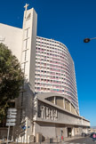 <center>L’église St Georges </center>Labélisé Patrimoine du XXème siècle, le Saint Georges et ses 66 mètres de hauteur est livré en 1962, construit par l’architecte Claude Gros. Après guerre, le quartier du Pharo était pressenti pour devenir le quartier des buildings : en 1952, un projet d'urbanisme de F. Pouillon y prévoyait un regroupement de tours. Ainsi, on y trouve aujourd'hui des bâtiments de grande hauteur comme le Saint-Nicolas, le Pharo, les Catalans ou le Pasteur. Louis Cottin, président fondateur de La Savoisienne (agence de construction de logements) fit la promotion du Saint-Georges. Il comprend dès l’origine une église, une école de 6 classes, une salle de congrès de 700 places, une galerie commerçante, un hôtel et un restaurant panoramique et 222 logements, traversants pour la plupart.