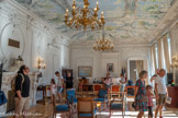 <center>La préfecture de police des Bouches-du-Rhône</center>Le grand salon de réception / bureau de la préfète de police. 
Ici, 
Le grand salon est aujourd’hui abondamment meublé dans le style Empire. Ce mobilier a été acquis chez la maison marseillaise d’ameublement Blanc Frères (1849-1963), Installée au 54-56 rue Paradis. Il fait Impression par la rigueur de ses lignes et par ses motifs caractéristiques (tète de dauphin, tête et pieds de cariatide égyptienne, applique de bronze en forme de palmette, pattes de lion). Par contre, en y regardant de plus près, la facture (assemblage moderne, vis et clous apparents) trahit une fabrication des années 1950, date à laquelle l’immeuble accueille divers services de l’État.