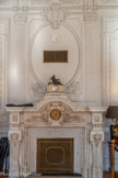 <center>La préfecture de police des Bouches-du-Rhône</center>Le grand salon de réception / bureau de la préfète de police. Face aux cinq fenêtres donnant sur la place de la préfecture, se dresse une cheminée monumentale. Elle est vraisemblablement l’œuvre du marbrier Jules Cantint qui, à la même époque, collabore avec Eugène Sarlin, frère du promoteur de l’immeuble de rapport, au chantier du palais départemental voisin. C’est le seul mobilier d’origine.