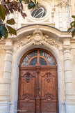 <center>La préfecture de police des Bouches-du-Rhône</center>Les portes cochères sonr surmontées d'un oculus et encadrées par des colonnes baguées.