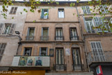 <center>Gardanne</center>La maison où a vécu Paul Cézanne de 1885 à 1886. Paul Cezanne encadré par son fils et sa femme. Le séjour de Cezanne à Gardanne nous est relativement bien connu. Il n’en demeure pas moins un séjour dont les motivations profondes nous échappent. Aucune démarche antérieure ne laisse entendre que l’homme ait eu un quelconque intérêt pour ce village à la fois agricole et minier à quelques kilomètres d’Aix. Certes, allant à l’Estaque par Marseille, le peintre prenait un train dont la ligne ouverte depuis 1877 s’arrêtait dans la toute nouvelle gare du dit village. Il entrevoyait de la fenêtre du wagon le clocher de l’église, les moulins sur la colline. Comme Cabriès, comme Bouc bel Air, Gardanne avait, à la différence d’Aix, le cachet d’un village provençal construit sur une colline, le clocher de l’église donnant à la géographie un sens.