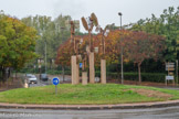 <center>Gardanne</center>La Sculpture de l'An 2000. Sur le rond-point Péchiney de l'avenue Paul Cézanne à Gardanne, la municipalité a fait réaliser cette statue qui symbolise l'An 2000, c'est loeuvre de l'artiste plasticien de Miramas, Michel Stéfanini.