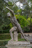 <center>Les jardins d'Albertas</center>Le Gladiateur Borghèse (ou d'Ephèse) lance son poing en avant.