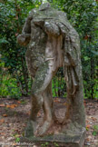 <center>Les jardins d'Albertas</center>Statue du Faune avec sa peau de bête sur l'épaule