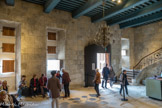 <center>Le château de Grignan.</center>Cuisine à la fin du Moyen Âge avant d’être transformé en « buanderie », cet espace est entièrement repensé dans les années 1690 pour devenir la nouvelle entrée du château. Composée d’un vaste vestibule et d’un escalier d’honneur, elle revêt un caractère théâtral, à la mesure des charges élevées occupées par François de Castellane-Adhémar (1632-1714), comte de Grignan et représentant du roi en Provence. Détruits durant la Révolution française, le vestibule et l’escalier ont retrouvé leur forme et leur volume majestueux grâce à leur reconstruction dans les années 1920.