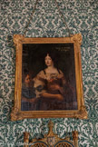 <center>Salon François Ier</center>Portrait de femme. Fin du 17e siècle Huile sur toile. Lucrèce de Grimaldi, comtesse de Grignan, dame d'honneur de la reine Catherine de Médicis, deuxième épouse de Gaspard de Castellane Adhémar de Monteil.