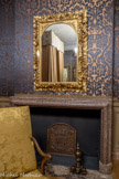 <center>Appartements grand siècle. Chambre d’Uzès.</center>Miroir. 17e siècle. Glace, bois sculpté et doré.