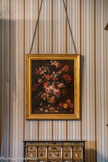 <center>Appartement ancien régime. Chambre de Madame.</center>Vase en albâtre garni de fleurs et fruits. Jean-Baptiste Dubuisson (16587-1730) ? Italie, 17e ou 18e siècle. Huile sur toile.