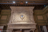 <center>Salle du Roi.</center>C'est Marie Fontaine qui remplace l'ancienne cheminée par celle-ci, ornée des armes de France : d'azur à trois lys d'or, surmontés de la couronne royale, entourés du collier de l'ordre de Saint-Michel.