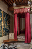 <center>Chambre de Tournon.</center>Adossée à la grande salle médiévale, cette chambre est construite à la fin du 15e siècle par Gaucher Adhémar de Monteil, baron de Grignan.
Attribuée à son épouse, Diane de Montfort, elle est ensuite dévolue à sa belle-fille, Anne de Saint-Chamond, nièce du cardinal de Tournon, éminent conseiller du roi François Ier.
Au regard d’un inventaire de 1555, son décor constituait alors l’un des plus luxueux du château. L’actuel aménagement (cheminée, plafond à la française) associé à certaines pièces du mobilier (coffre italien) évoque l’atmosphère d’un intérieur Renaissance.<br> Lit à la duchesse. Provence, 18e et 19e siècles. Noyer sculpté et peint, lampas broché, taffetas et bourrette de soie. <br>Table de milieu. 17e siècle. Noyer sculpté. <br>Chaise. France, 17e siècle. Noyer, tapisserie.