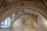 <center>Entrée Renaissance.</center>L'escalier d'apparat est couvert d'une voûte d'ogives, d'influence encore gothique en ce tournant du XVIe siècle.