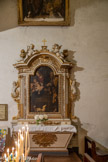 <center>La collégiale Saint-Sauveur. </center>Au-dessus de l'autel, un tableau représente « Elisabeth de Hongrie soignant un blessé » ,  signé Oscar Gué (1809 -1877). Tableau de l'autel : la Sainte Famille, copie d'un tableau de Sanzio Raffaello dit Raphaël