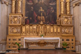 <center>La collégiale Saint-Sauveur. </center>Le grand autel en bois doré a succédé à celui d’origine, en marbre. Le Bon Pasteur figure sur la porte du tabernacle. A gauche, un médaillon représente le pape Paul III, à droite Charles d’Inguimbert, doyen du Chapitre.