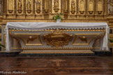 <center>La collégiale Saint-Sauveur. </center>Sur le tombeau de l'autel, le mouton couché sur la croix symbolise le Christ victime.
