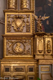 <center>La collégiale Saint-Sauveur. </center>Détail de la base des colonnes, sculptée en bas-relief d'un portrait d'homme en médaillon et d'un cartouche à chutes de végétaux, bois sculpté, doré. Le pape Paul III qui érigea l'église en collégiale, par la bulle du 28 septembre 1539, ce qui augmenta considérablement les revenus de son chapitre. Les chanoines entrèrent dans la collégiale le 1er janvier 1543.