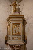 <center>La collégiale Saint-Sauveur. </center>Les fonts baptismaux datent de 1687 et sont surmontés de la statue de Saint Jean Baptiste ; l'armoire de style Louis XIV s'orne de 3 panneaux représentant les symboles bibliques de l'eau.