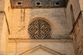 <center>La collégiale Saint-Sauveur. </center>Au-dessus du portail, magnifique rosace en pierre, de style gothique flamboyant, de 3,80 m de diamètre.