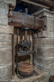 <center>Le moulin à huile.</center>La pâte était mise dans des scourtins (escourtins en provençal) qui étaient placés dans la presse à chapelle.